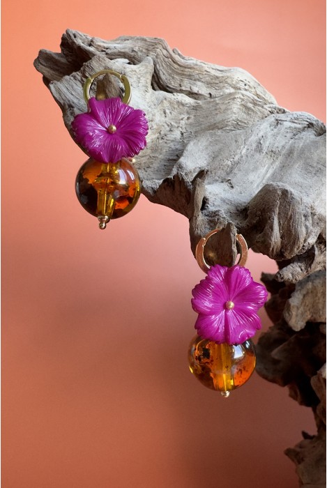 Boucles d'oreilles fleuries avec une perle ronde en résine. Couleur écaille et fuchsia.